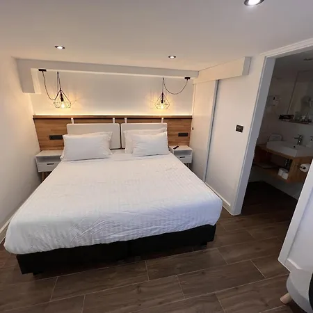 On The Square Suites Split Room photo